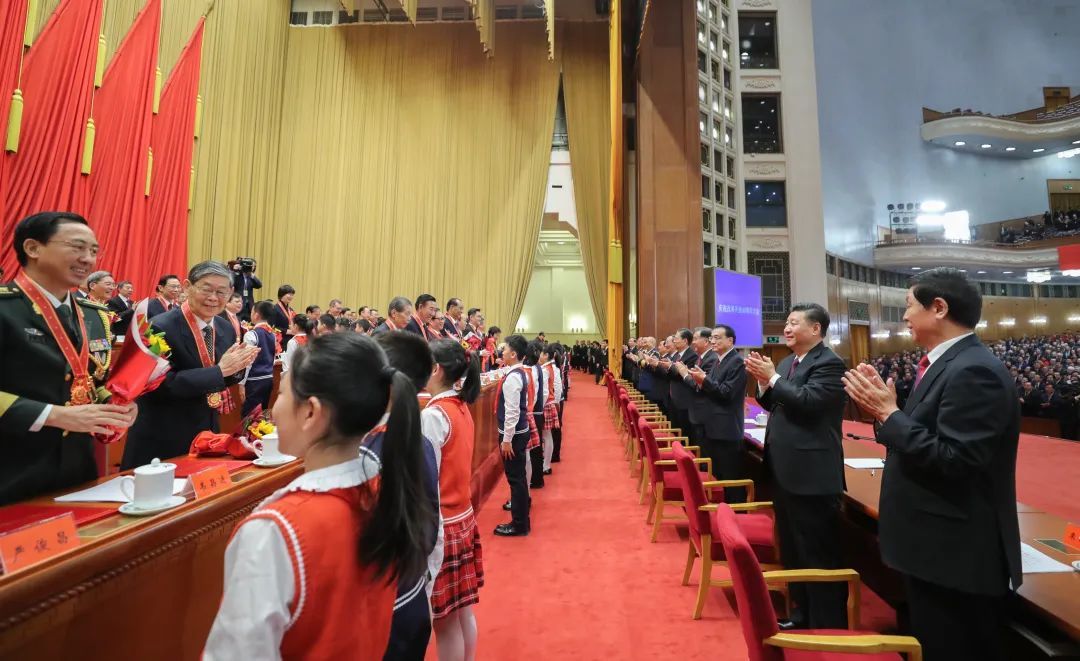 庆祝改革开放40周年大会在北京隆重举行，习近平等鼓掌向受表彰人员表示祝贺。新华社记者 鞠鹏 摄